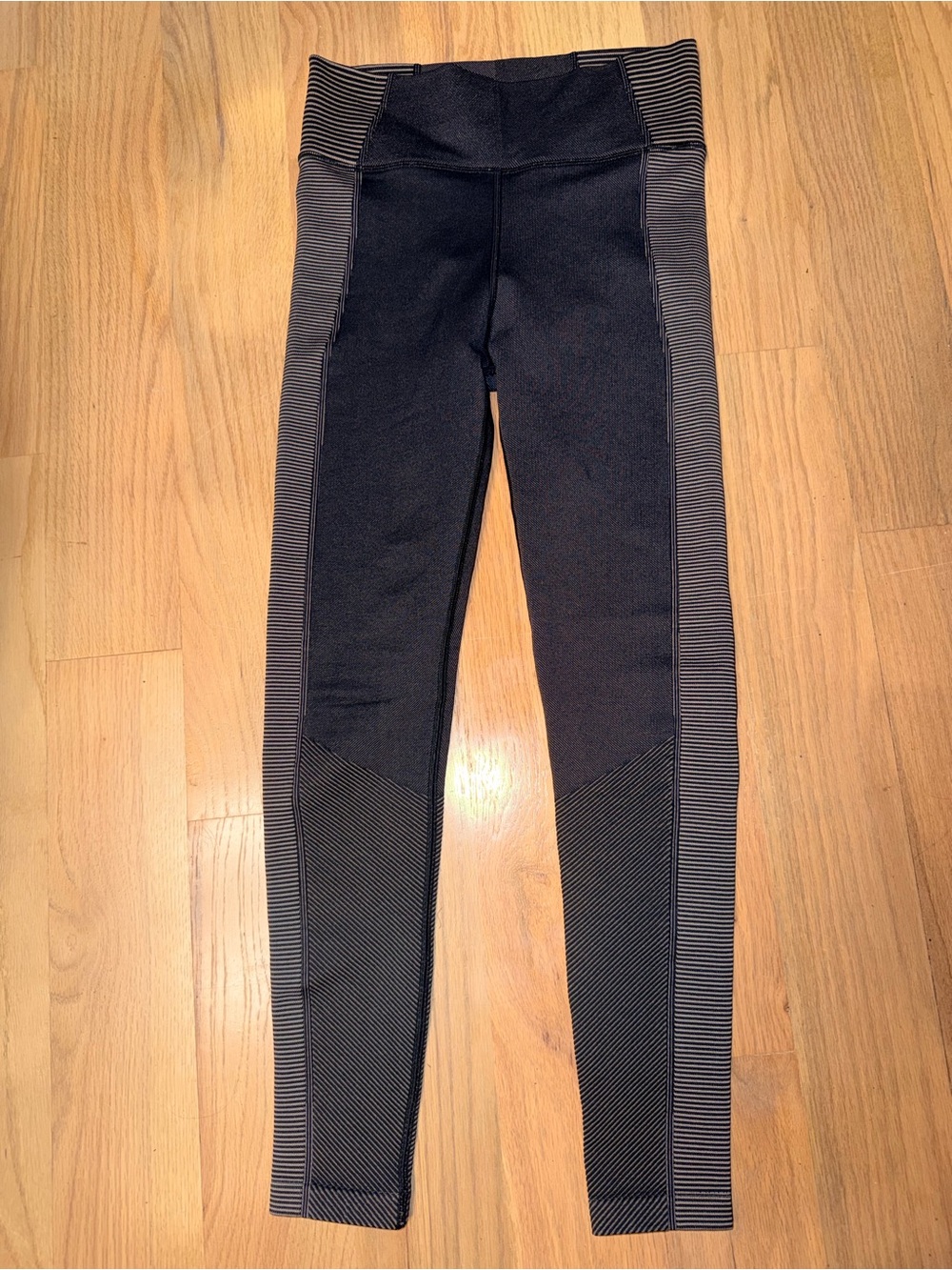 Offline By Aerie Hi-Rise Seamless Two Tone Leggings Black & Gray Striped Size S